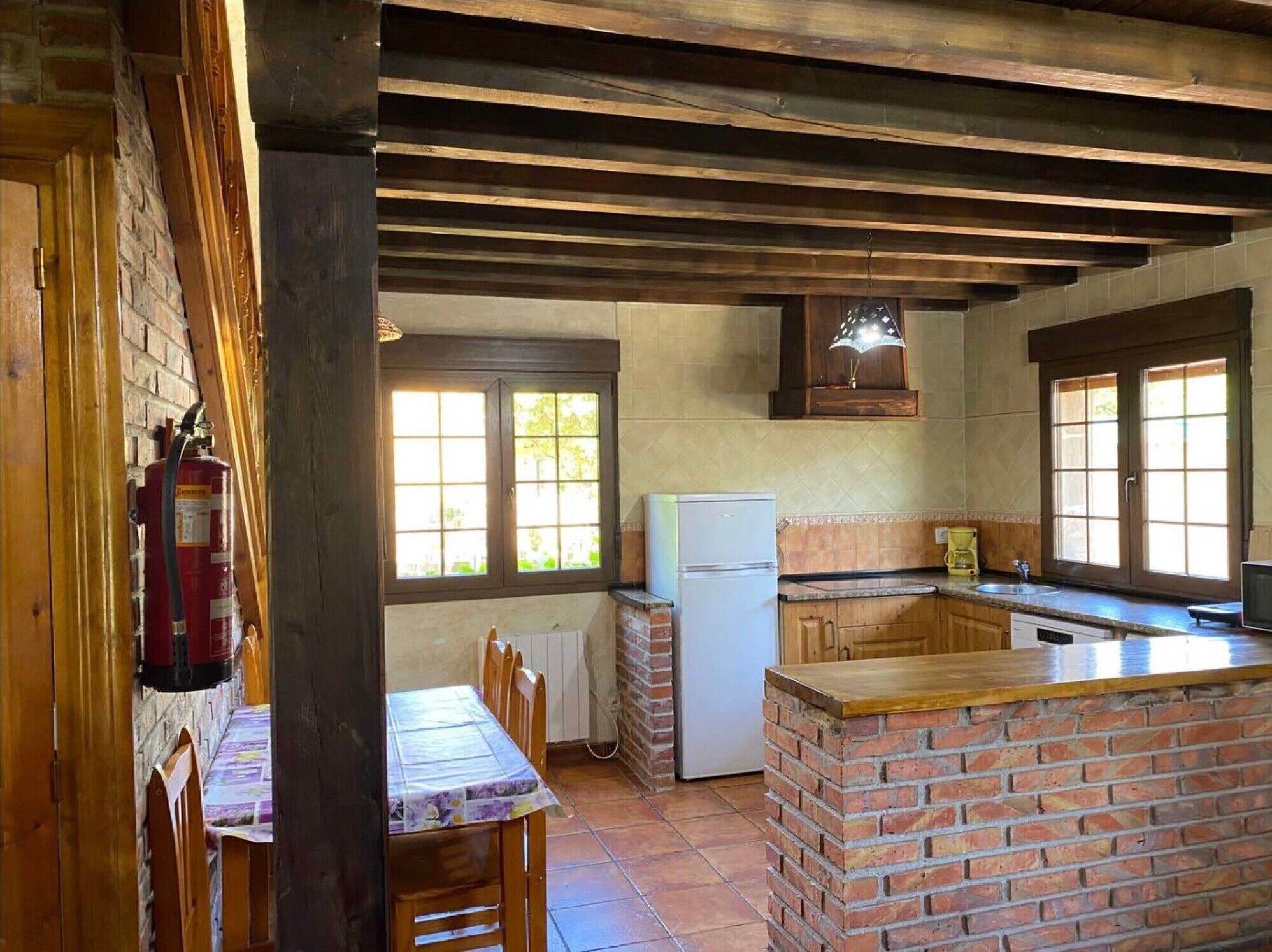 Refrigerador, microondas, placa de cocina, lavavajillas