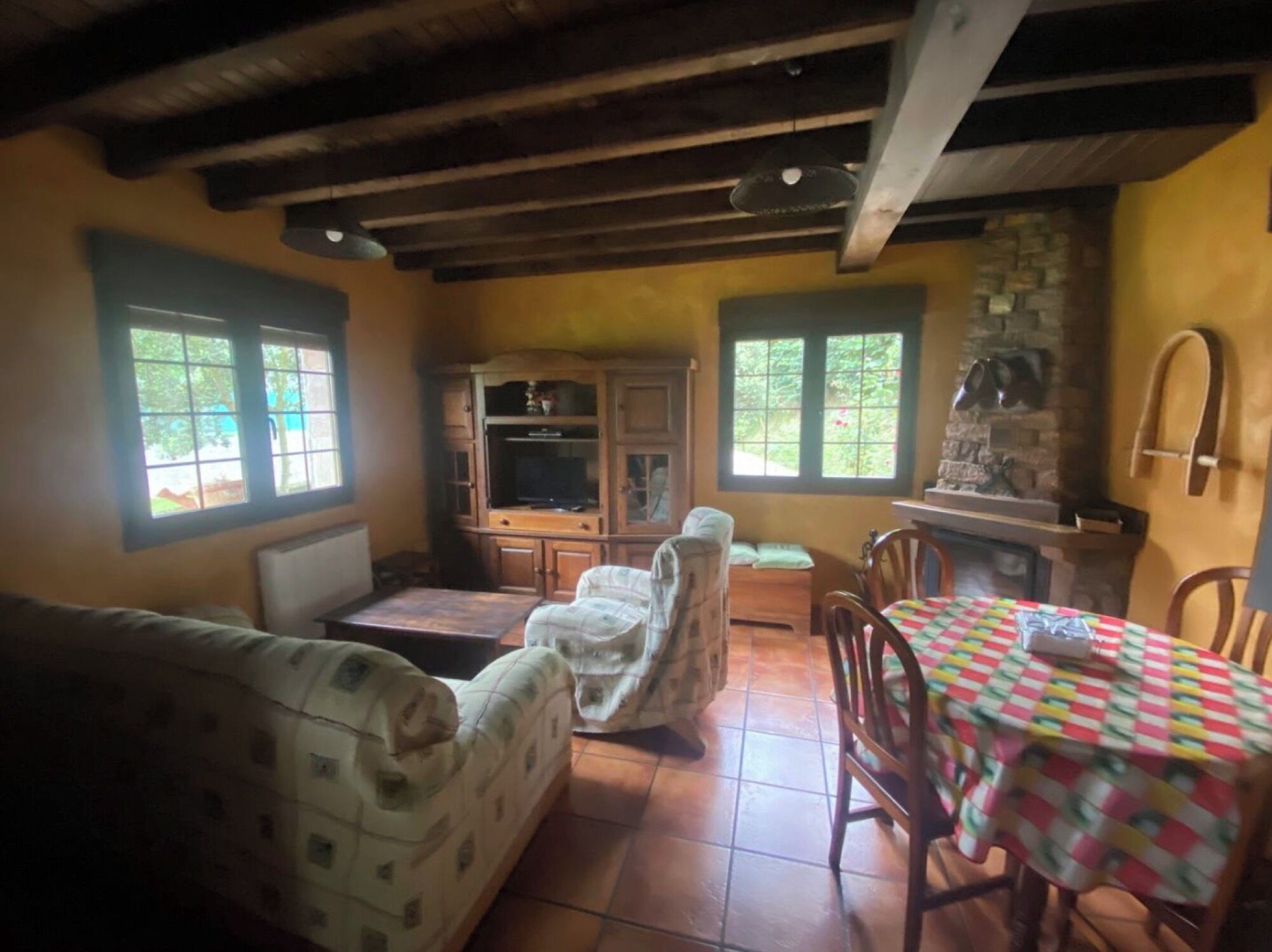 Televisión y chimenea 