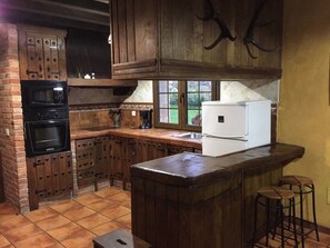 Fridge, microwave, oven, stovetop - Rural House 'Los Avellanos Casa 3' with Mountain Views, Private Terrace and Garden (Celis)