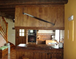 Fridge, microwave, oven, stovetop - Rural House 'Los Avellanos Casa 3' with Mountain Views, Private Terrace and Garden (Celis)