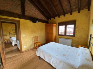 2 quartos, ferros/tábuas de passar roupa, roupa de cama