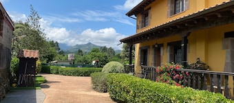 Country House 'Los Avellanos 1' with Mountain Views, Private Garden and Barbecue