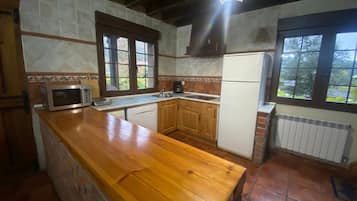 Réfrigérateur, micro-ondes, plaque de cuisson, lave-vaisselle