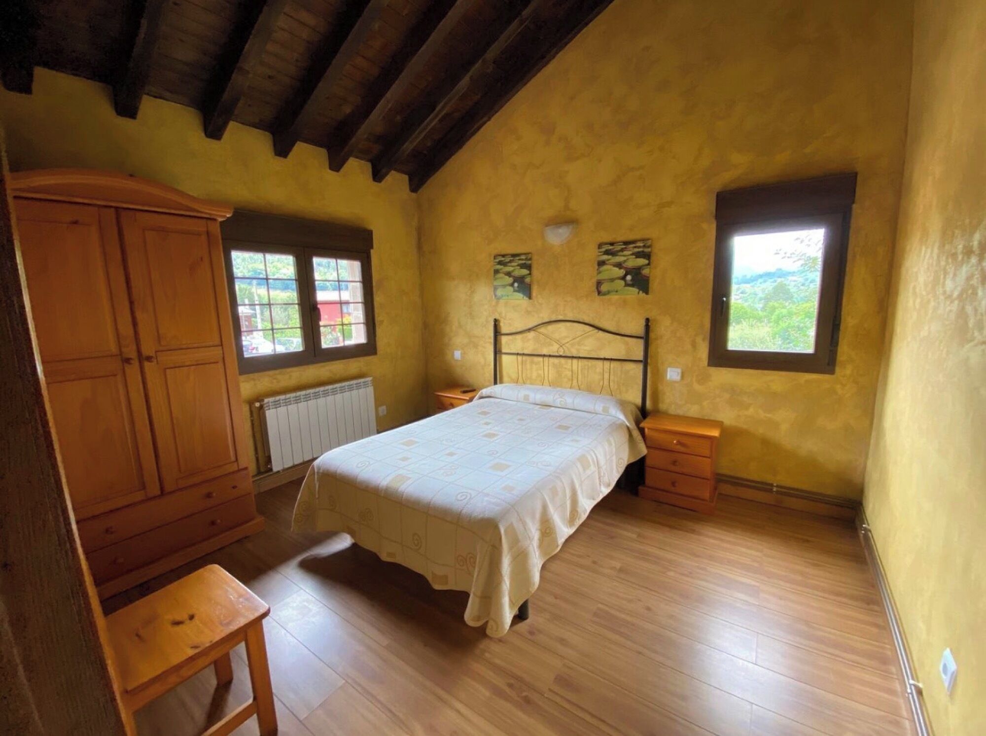 2 habitaciones, tabla de planchar con plancha y ropa de cama 