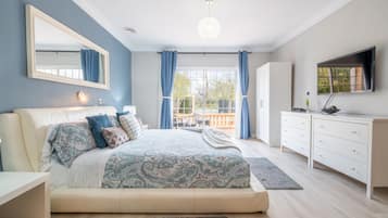 4 bedrooms, iron/ironing board, free WiFi, bed sheets