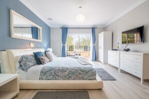 4 slaapkamers, een strijkplank/strijkijzer, gratis wifi, beddengoed