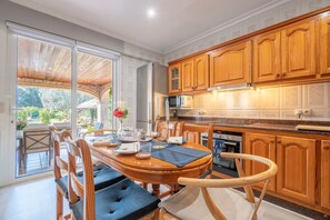 Fridge, microwave, oven, stovetop - Apartment 'Alegre' with Mountain View, Wi-Fi and Air Conditioning (Lloseta)