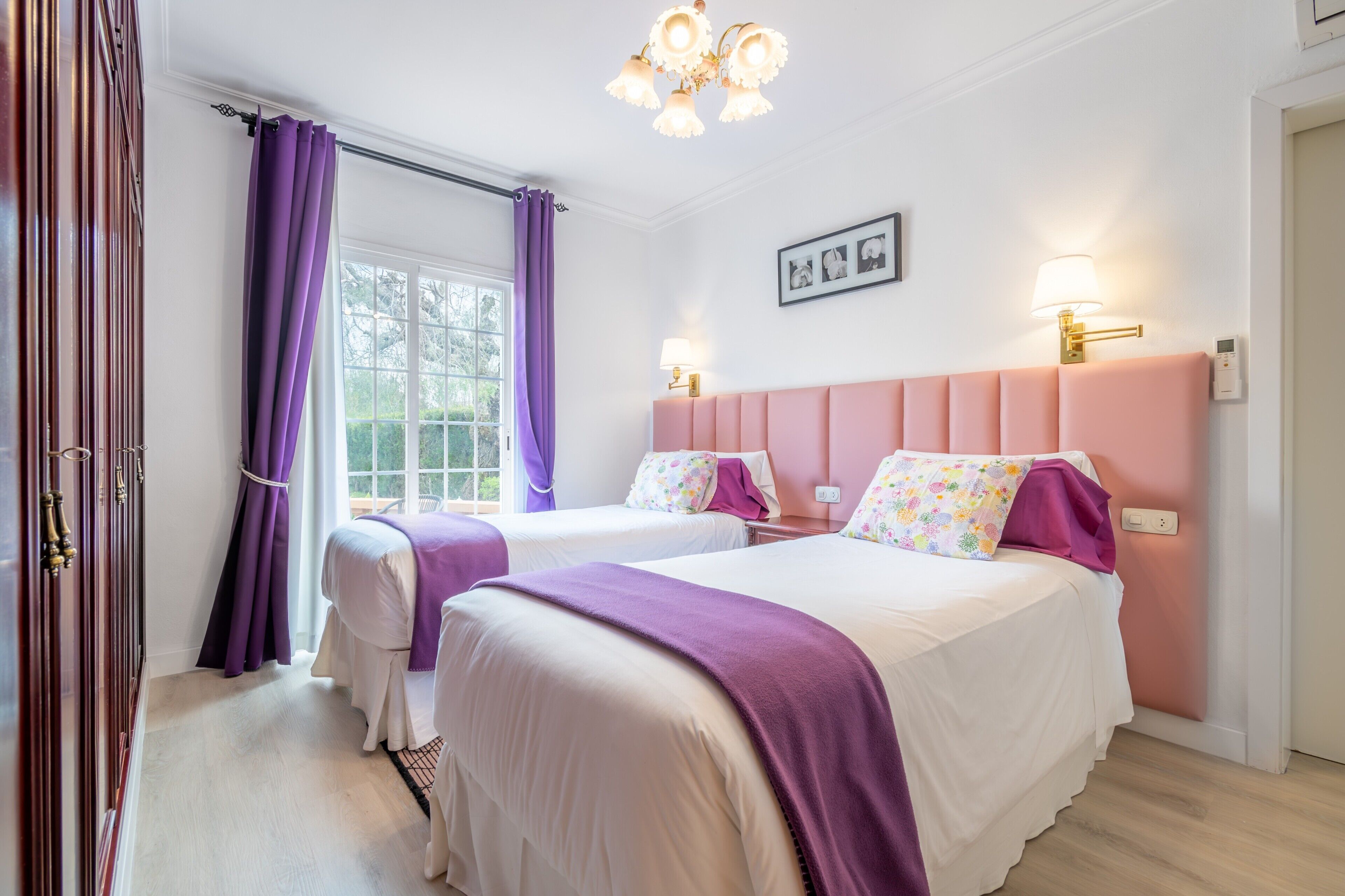 4 slaapkamers, een strijkplank/strijkijzer, gratis wifi, beddengoed