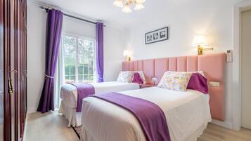 4 slaapkamers, een strijkplank/strijkijzer, gratis wifi, beddengoed