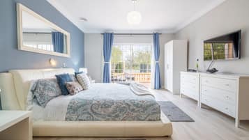 4 bedrooms, iron/ironing board, free WiFi, bed sheets