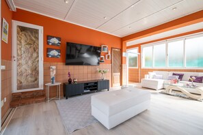 TV, video games, ping pong - Apartment 'Alegre' with Mountain View, Wi-Fi and Air Conditioning (Lloseta)