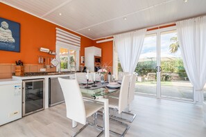 Fridge, microwave, oven, stovetop - Apartment 'Alegre' with Mountain View, Wi-Fi and Air Conditioning (Lloseta)