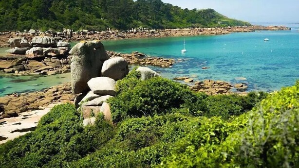 A coastal landscape with rocky formations, clear turquoise waters, and dense greenery. - Villa 'Magnifique  À 80m Des Plages' with Private Terrace, Private Garden and Wi-Fi (Trébeurden)
