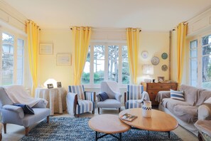 TV, DVD player, mesa de pingue-pongue