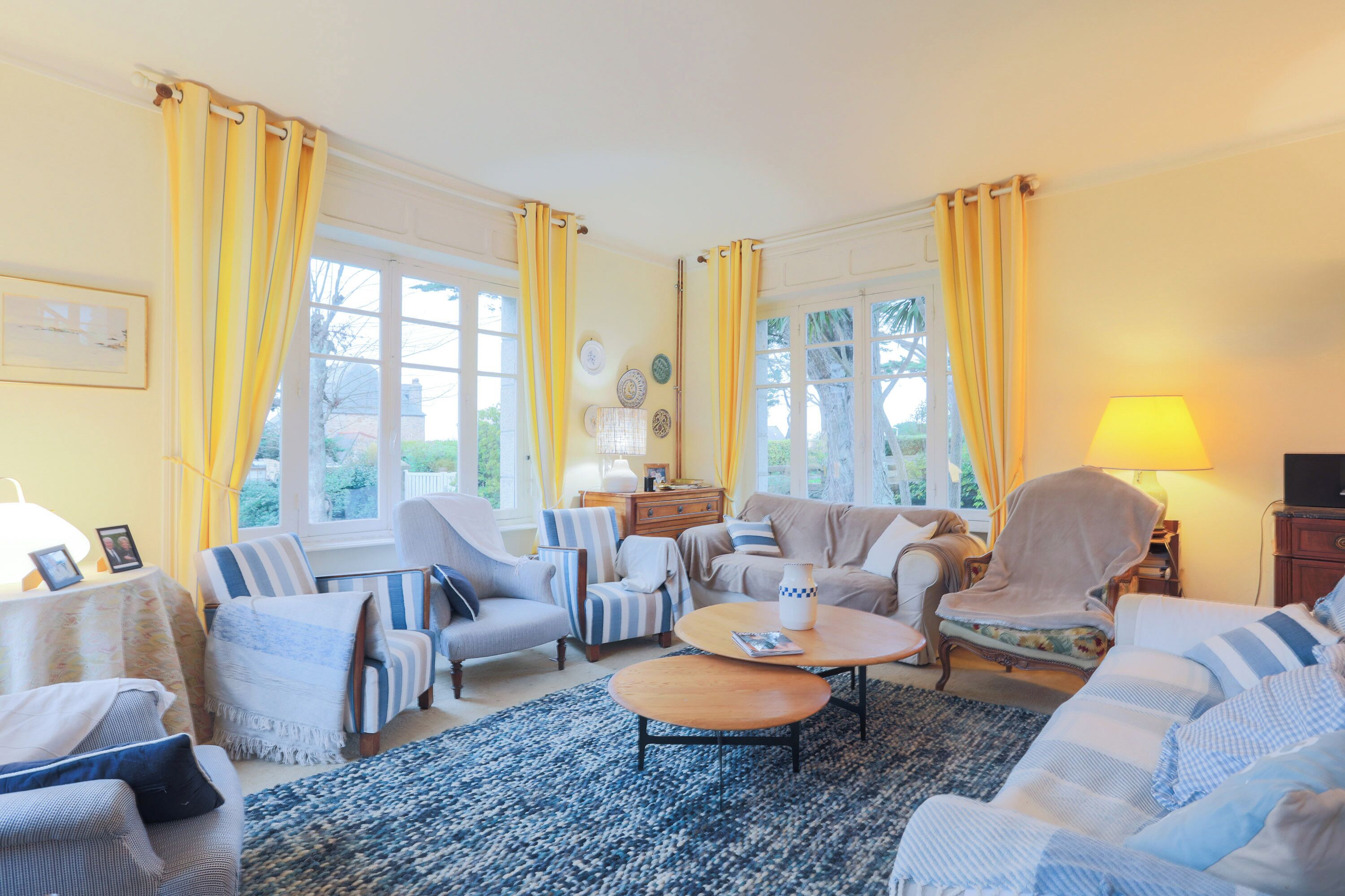 Televisio, DVD-soitin, pöytätennispöytä