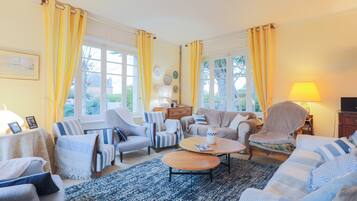 Televisio, DVD-soitin, pöytätennispöytä