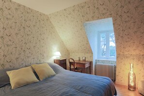 6 bedrooms, iron/ironing board, free WiFi, bed sheets