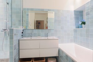 Dusche, Haartrockner, Handtücher