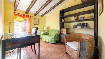 Een televisie en een open haard