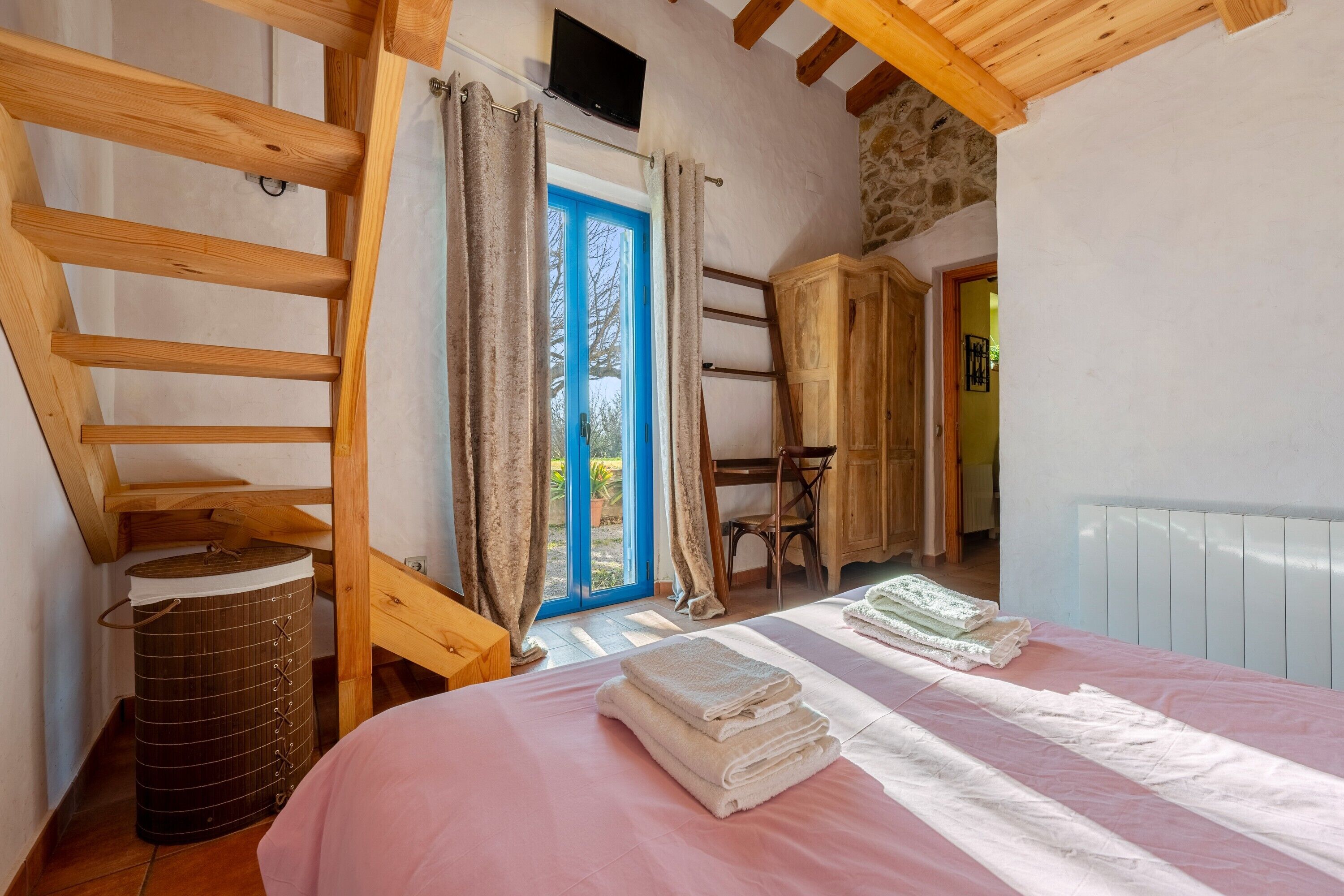 4 bedrooms, iron/ironing board, free WiFi, bed sheets