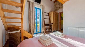 4 bedrooms, iron/ironing board, free WiFi, bed sheets