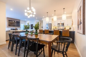 Dining - Ski In/10 Mins to the Timber Chair l Hot Tub | AC (Fernie)