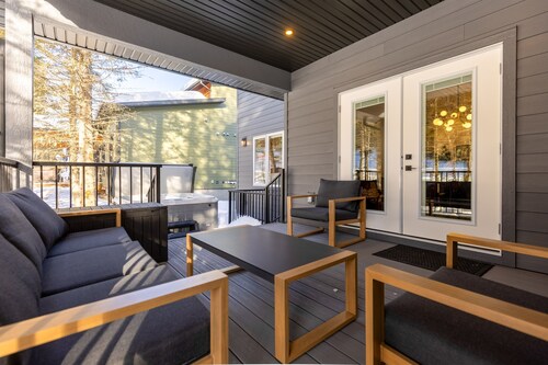 Ski In/10 Mins to the Timber Chair l Hot Tub | AC