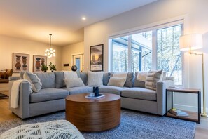 Smart TV, fireplace - Ski In/10 Mins to the Timber Chair l Hot Tub | AC (Fernie)