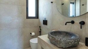Een douche, handdoeken