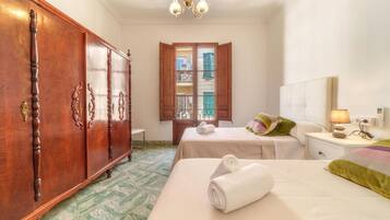 4 bedrooms, iron/ironing board, free WiFi, bed sheets