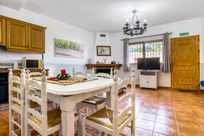 Dining - Apartment 'Carrebaix' with Wi-Fi and Air Conditioning (Orba)