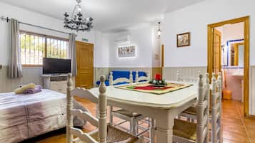 Een strijkplank/strijkijzer, gratis wifi, beddengoed