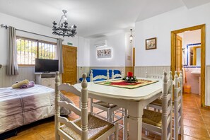 Fer et planche à repasser, Wi-Fi gratuit, draps fournis