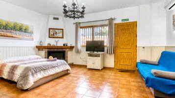 Een strijkplank/strijkijzer, gratis wifi, beddengoed