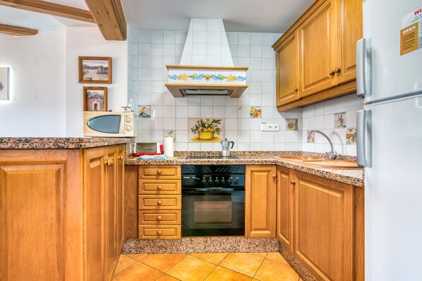 Frigorífico, microondas, horno y placa de cocina