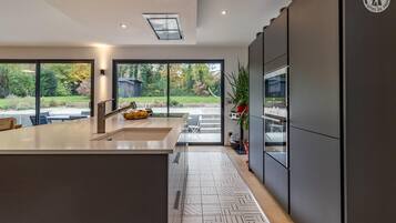 Een koelkast, een microgolfoven, een oven, een kookplaat