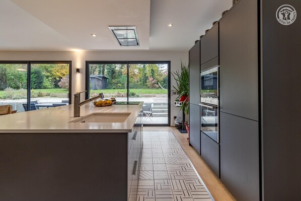 Fridge, microwave, oven, stovetop - BETWEEN LAKES AND MOUNTAINS (AIX LES BAINS)