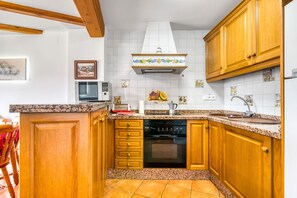 Micro-ondas, fogão, cooktop, cafeteira/chaleira