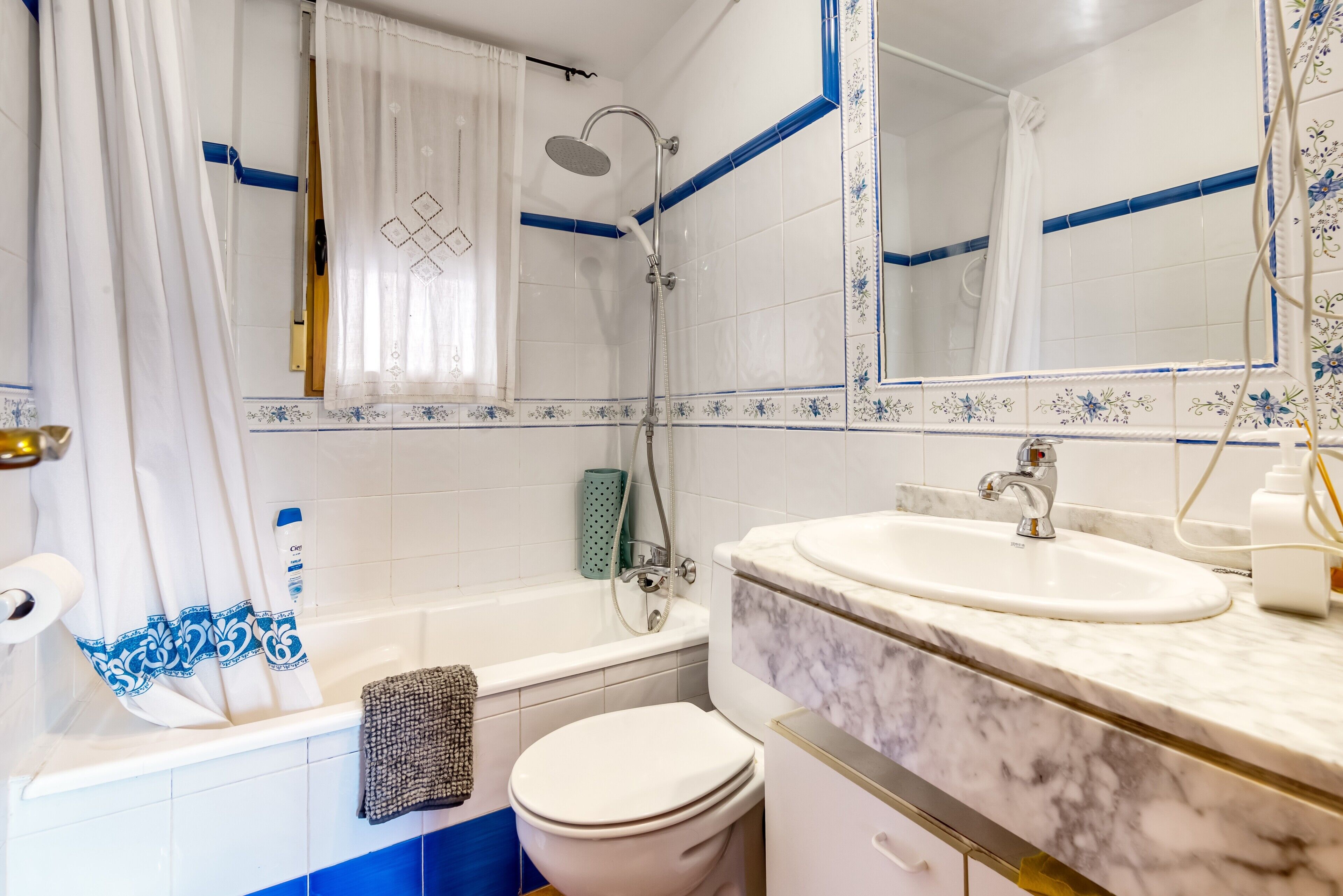 Une salle de bain avec une baignoire, des toilettes et un lavabo.