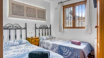 2 slaapkamers, een strijkplank/strijkijzer, gratis wifi, beddengoed