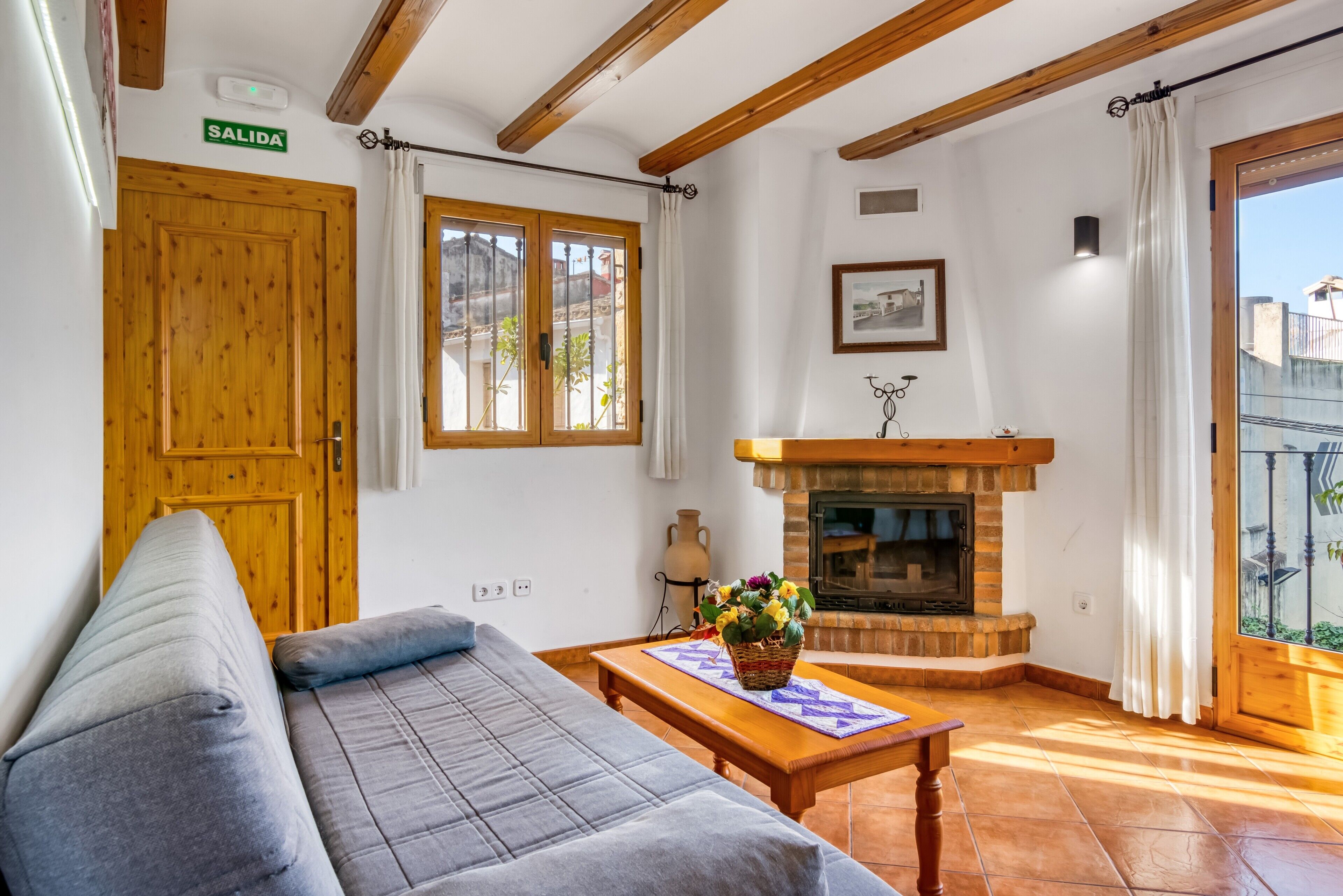 Televisión y chimenea 