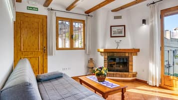 Televisión y chimenea