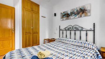 2 slaapkamers, een strijkplank/strijkijzer, gratis wifi, beddengoed