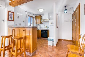 Fridge, microwave, oven, stovetop - Apartment 'El Castellet' with Mountain View, Wi-Fi and Air Conditioning (Orba)