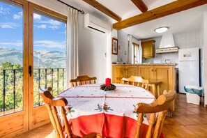 Dining - Apartment 'El Castellet' with Mountain View, Wi-Fi and Air Conditioning (Orba)