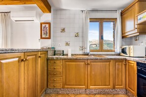 Fridge, microwave, oven, stovetop - Apartment 'El Castellet' with Mountain View, Wi-Fi and Air Conditioning (Orba)