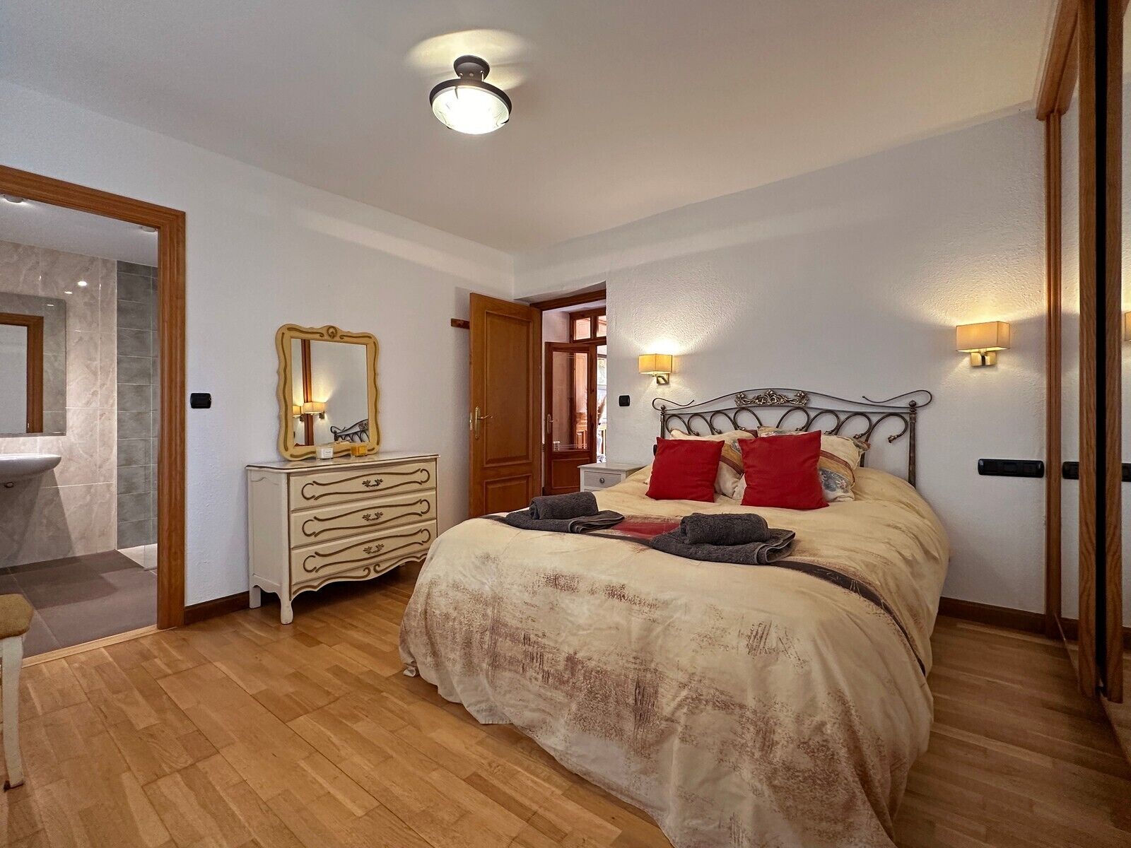 4 bedrooms, free WiFi, bed sheets, wheelchair access