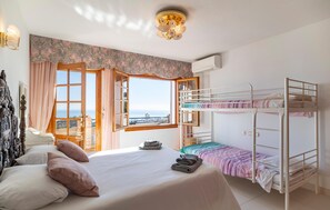 4 bedrooms, free WiFi, bed sheets - Beautiful home in Mijas (Mijas)