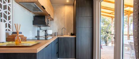 Kjøleskap, mikrobølgeovn, ovn og kokeplater