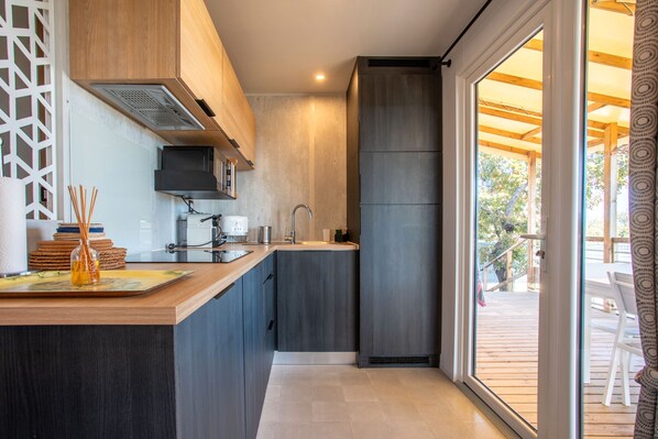 Kjøleskap, mikrobølgeovn, ovn og kokeplater